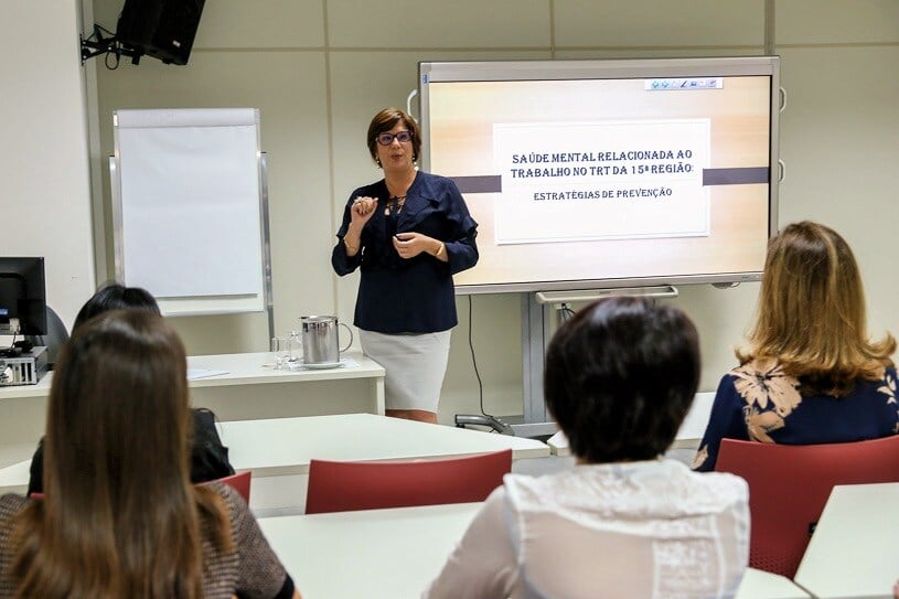 Palestras sobre inteligência emocional e gestão de estresse: Organizar palestras e workshops sobre inteligência emocional ajuda os colaboradores a desenvolver habilidades para reconhecer e gerenciar suas emoções de maneira eficaz; A gestão de estresse, por sua vez, é abordada através de técnicas práticas e estratégias que os colaboradores podem aplicar no dia a dia para lidar com pressões e demandas do trabalho, contribuindo para um ambiente mais equilibrado e menos estressante.