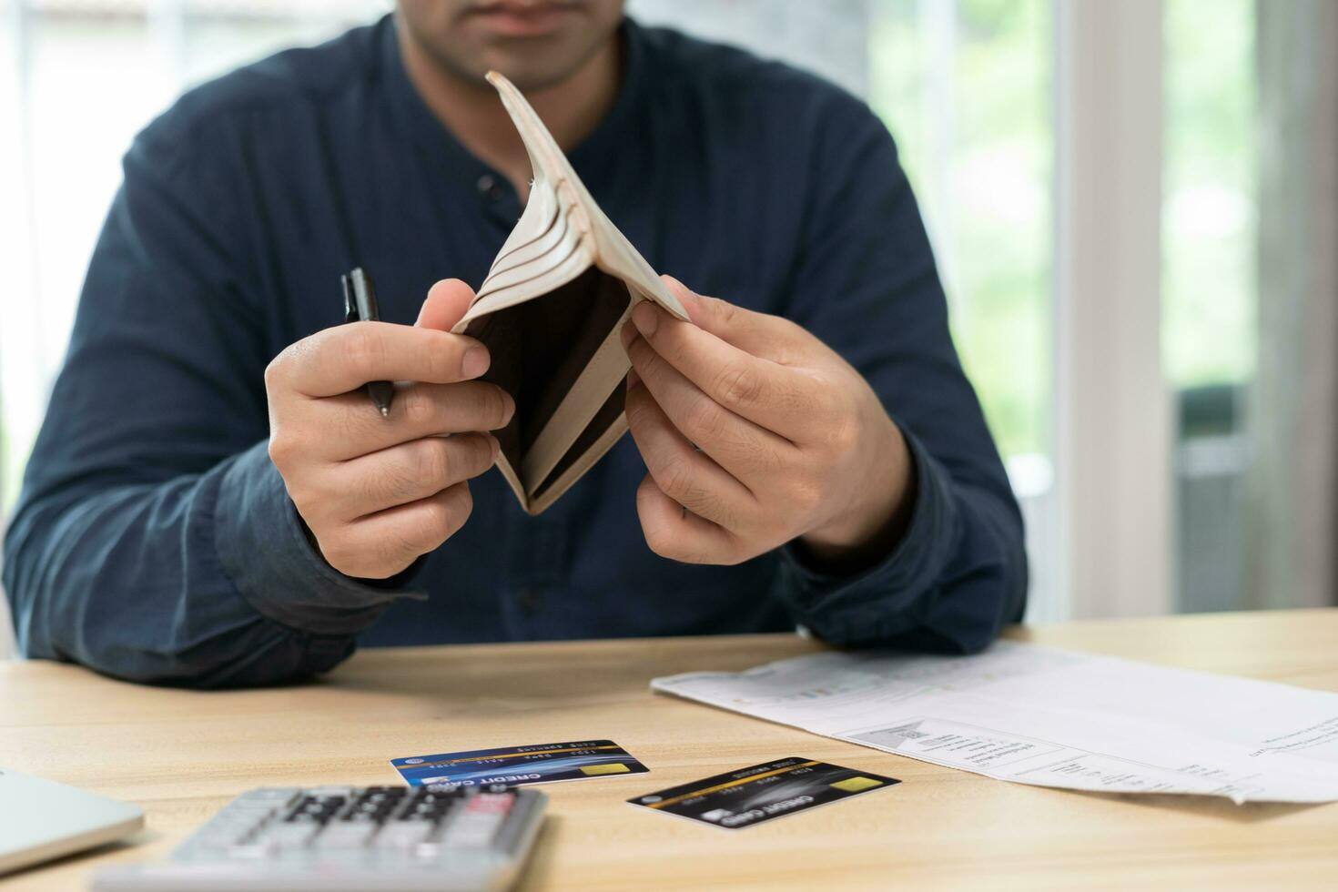 25025533-estressado-e-dor-de-cabeca-homem-nao-bolso-dinheiro-nao-dinheiro-para-pagar-para-despesas-e-credito-cartao-divida-falta-financeiro-problemas-hipoteca-emprestimo-falencia-falido-pobre-esvaziar-carteira-cair-abaixo-pobre-gratis-foto