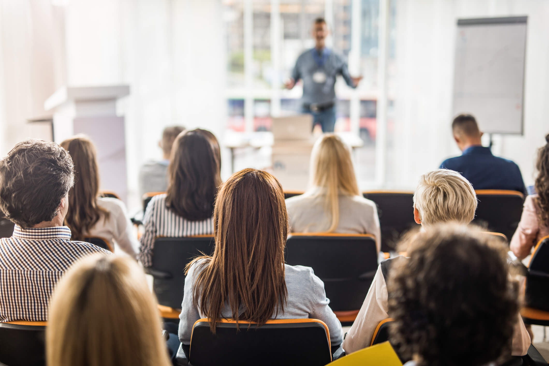 Certifique-se de que todos os colaboradores compreendam a política de reembolso e saibam como utilizá-la corretamente. Para isso, crie um plano de comunicação que inclua:  Manuais e guias acessíveis; Sessões de treinamento presencial ou virtual; FAQs com respostas para as dúvidas mais comuns.  Treinamentos regulares ajudam a reforçar as regras e permitem que os funcionários se sintam confiantes ao utilizar o sistema. Além disso, oferecer canais para feedback é uma excelente maneira de identificar melhorias e adaptar a política às necessidades da equipe.