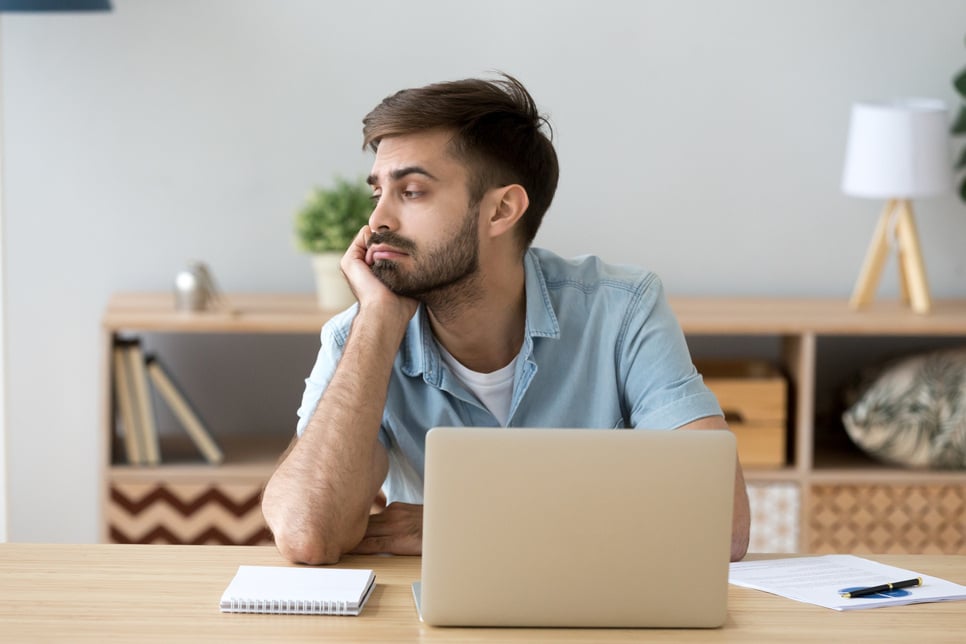 A procrastinação, ou o ato de adiar tarefas importantes, surge geralmente por falta de motivação, dificuldade em lidar com tarefas desafiadoras ou problemas de gestão do tempo.  Esse comportamento tende a acumular pendências e resulta em prazos não cumpridos, baixa qualidade de trabalho e estresse elevado.