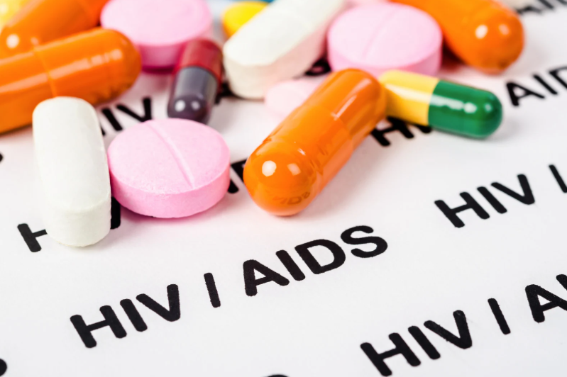 Hoje em dia, com as terapias antirretrovirais, a pessoa que vive com HIV é capaz de ter uma vida absolutamente normal, uma vez que essa terapia diminui efetivamente as complicações relacionadas às infecções pelo vírus e é capaz de servir também como método de prevenção a transmissão do HIV.