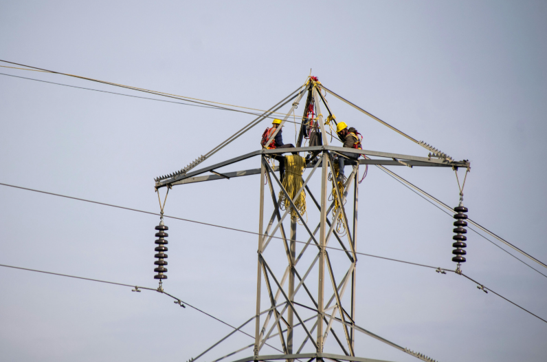 Por conta da alta suscetibilidade de descargas elétricas, esses profissionais contam com o adicional já em previsão aos possíveis riscos associados com a alta tensão.