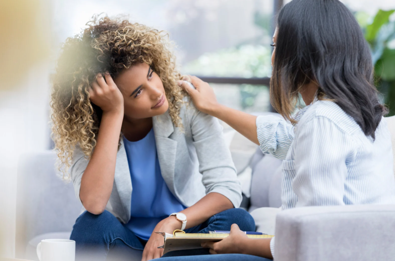 Quando pensamos em saúde, muitas vezes focamos apenas na ausência de enfermidades. No entanto, a saúde verdadeira envolve um equilíbrio entre o bem-estar físico, mental e social.  Esses três aspectos estão interligados e influenciam diretamente a qualidade de vida de uma pessoa.