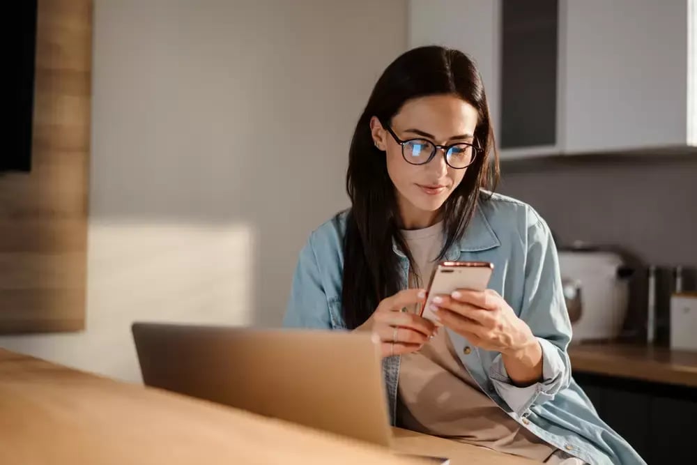 O ponto eletrônico digital é uma ferramenta inovadora e essencial que possibilita o registro eletrônico da jornada de trabalho de forma prática e eficiente.  Ao contrário dos relógios de ponto tradicionais, que exigem a presença física do colaborador para a marcação, o ponto digital é acessível por qualquer dispositivo conectado à internet, como computadores, tablets ou smartphones.