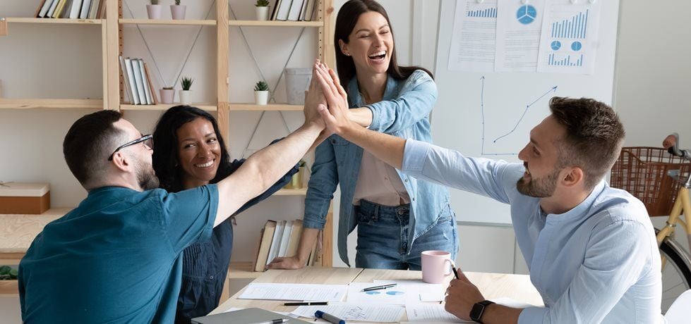 Quando os funcionários têm expectativas claras e alcançáveis, eles se sentem mais inclinados a se comprometer e a evitar ausências, pois a clareza nas metas proporciona um senso de direção e propósito no trabalho.  Isso significa que os colaboradores sabem exatamente o que é esperado deles e como suas contribuições impactam o sucesso geral da empresa.  Além disso, metas realistas ajudam a evitar a frustração e o esgotamento, pois os funcionários não se sentem sobrecarregados com demandas impossíveis de serem cumpridas.