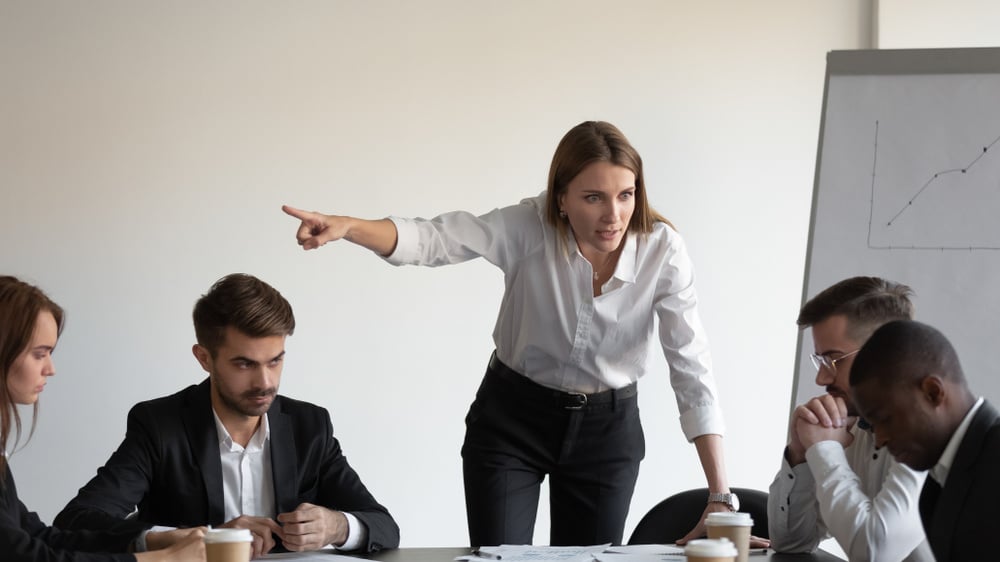 Quando os funcionários percebem que seus colegas frequentemente faltam ao trabalho, pode surgir um sentimento de injustiça e frustração, especialmente entre aqueles que precisam assumir responsabilidades adicionais para cobrir as ausências.  Essa situação pode levar a um aumento nas tensões interpessoais, pois os colaboradores presentes podem sentir que estão sendo sobrecarregados ou que seus esforços não são devidamente reconhecidos.