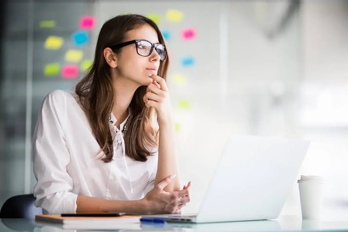 Compreender as causas e os direitos relacionados às faltas justificadas é essencial para uma gestão eficiente do absenteísmo nas empresas.