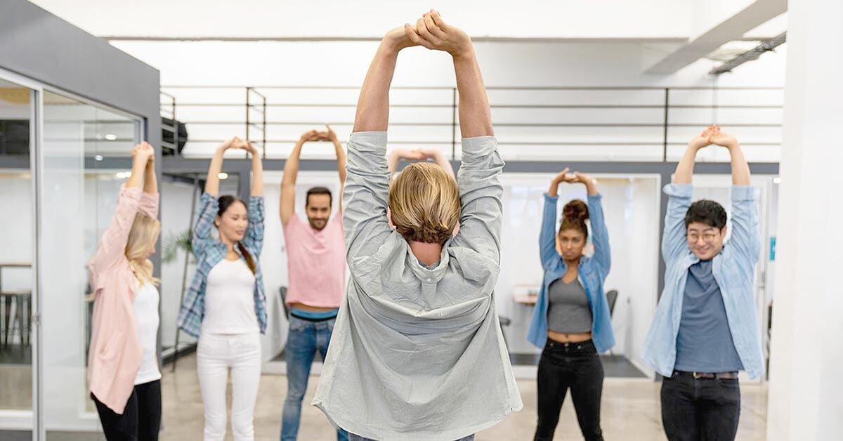 Aulas de ioga, pilates e ginástica laboral: Oferecidas tanto presencialmente quanto online, permitindo que os colaboradores escolham o formato que melhor se adapta à sua rotina; Essas atividades ajudam a melhorar a flexibilidade, a força muscular e a postura, além de promoverem relaxamento e alívio do estresse.