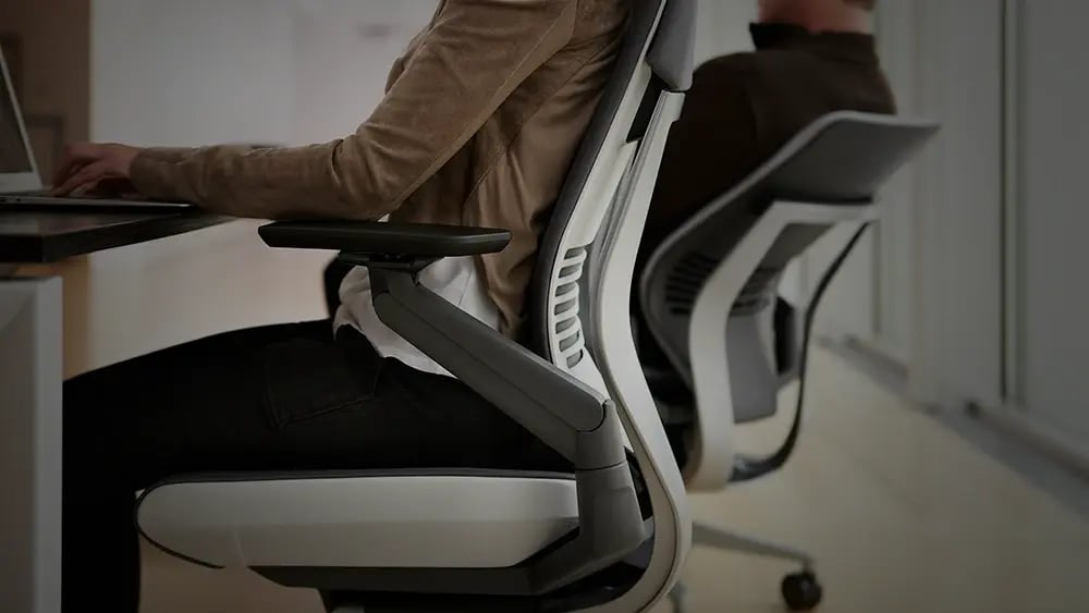 Os programas também incluem a disponibilização de equipamentos ergonômicos, como cadeiras ajustáveis, suportes de monitor, teclados ergonômicos e apoios para os pés.  Esses equipamentos são projetados para oferecer suporte adequado ao corpo, promovendo uma postura saudável e reduzindo a tensão muscular. As cadeiras ergonômicas, por exemplo, são ajustáveis em altura e inclinação, permitindo que cada colaborador personalize seu assento de acordo com suas necessidades individuais.