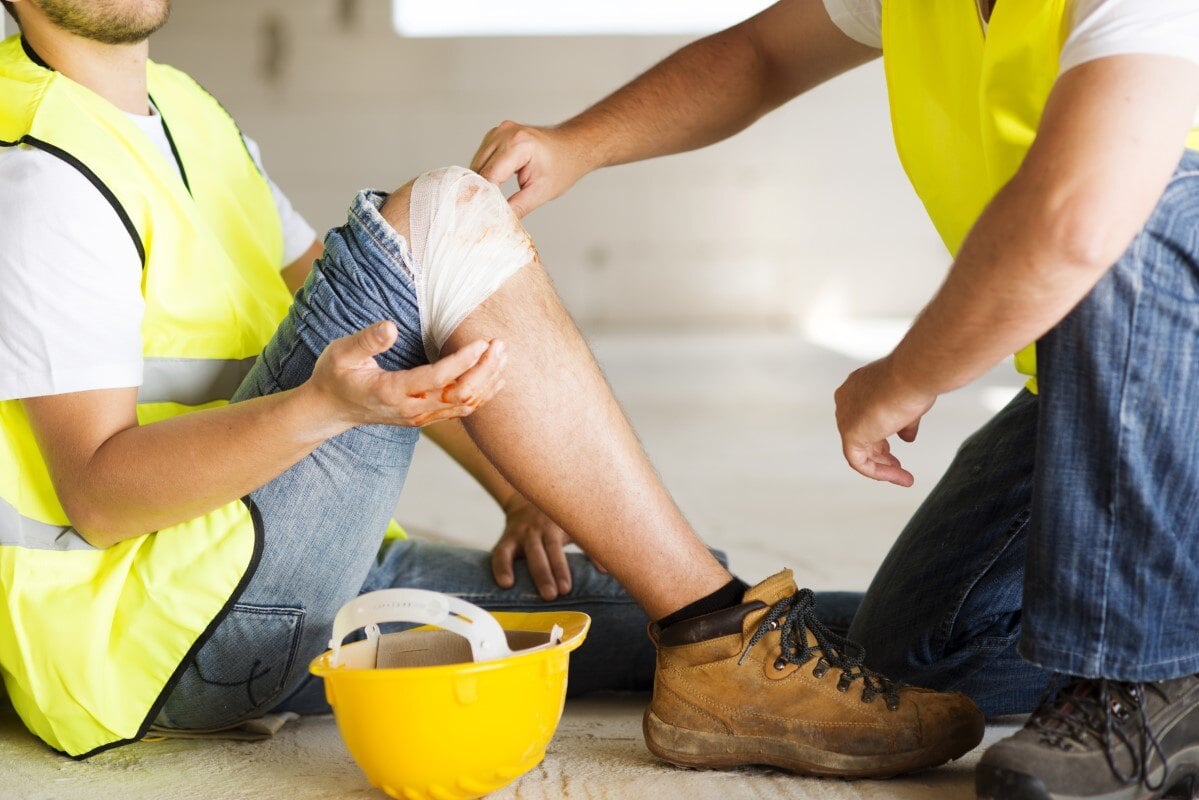A segurança no ambiente de trabalho deve ser prioridade para qualquer empresa. Apesar das iniciativas para prevenir acidentes, eles ainda ocorrem e podem impactar diretamente a saúde do trabalhador, além de gerar implicações legais e financeiras para a organização.