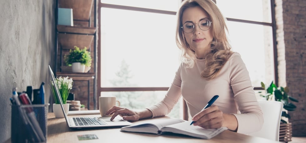 A Consolidação das Leis Trabalhistas (CLT) é um conjunto de normas criado em 1943 que regula as relações entre empregadores e empregados no Brasil.  Seu principal objetivo é garantir os direitos fundamentais dos trabalhadores e promover equilíbrio nas relações de trabalho. Ela abrange aspectos como jornada de trabalho, férias, remuneração, segurança no trabalho, entre outros.