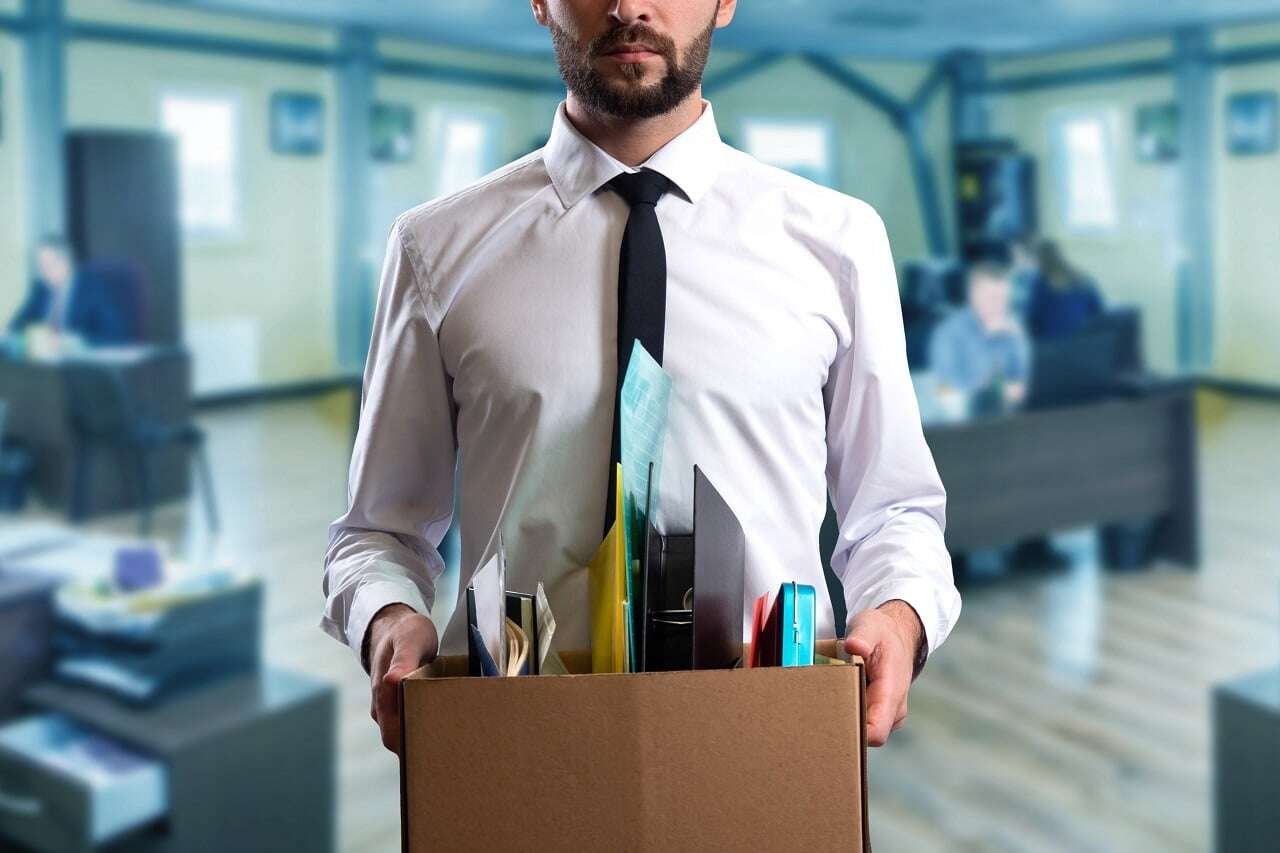 O turnover, ou rotatividade de funcionários, é a movimentação de entradas e saídas de colaboradores em uma empresa durante um período específico. Ele representa a relação entre admissões e demissões e, quando elevado, pode ser extremamente prejudicial para a saúde organizacional e financeira da empresa.