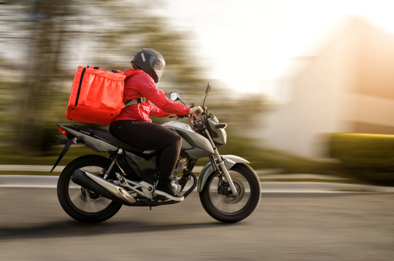 As atividades laborais com utilização de motocicleta ou motoneta no deslocamento de trabalhador em vias públicas são consideradas perigosas. Portanto, todos aqueles que trabalham na rua com suas motos tem direito a receber adicional de periculosidade.