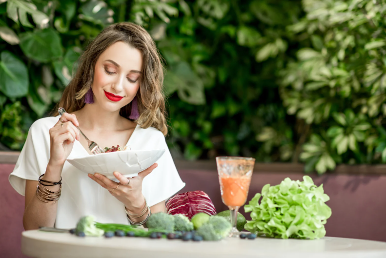 Alguns alimentos contêm aminoácidos e vitaminas essenciais que atuam diretamente diminuindo o estresse, combatendo a ansiedade e aumentando os níveis de serotonina e triptofano, que são responsáveis pelo bem-estar e pelo relaxamento e também diminuindo o nível de cortisol, o famoso hormônio do estresse.