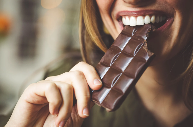 O chocolate é produzido através do cacau, tem como propriedade a diminuição dos níveis de cortisol, hormônio que produz o estresse.
