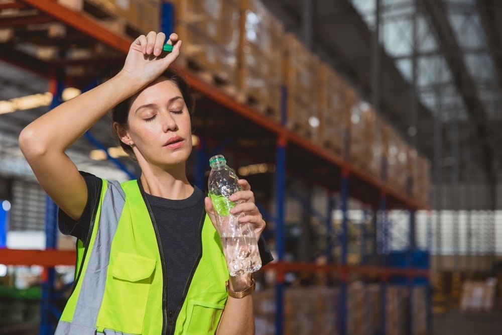 É importante considerar fatores ambientais, como ruído excessivo, vibrações e temperaturas extremas, que também podem impactar a saúde dos trabalhadores.
