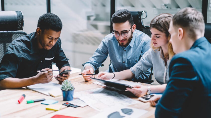Gerenciar múltiplas convenções coletivas de trabalho pode ser um desafio significativo para empresas que possuem colaboradores sujeitos a diferentes acordos sindicais.  As convenções coletivas são instrumentos fundamentais que regulam as relações trabalhistas, estabelecendo direitos, deveres e condições de trabalho além do que é previsto na legislação.  Este artigo apresenta as melhores práticas para lidar com múltiplas CCTs e como garantir o cumprimento das obrigações previstas em cada uma delas.