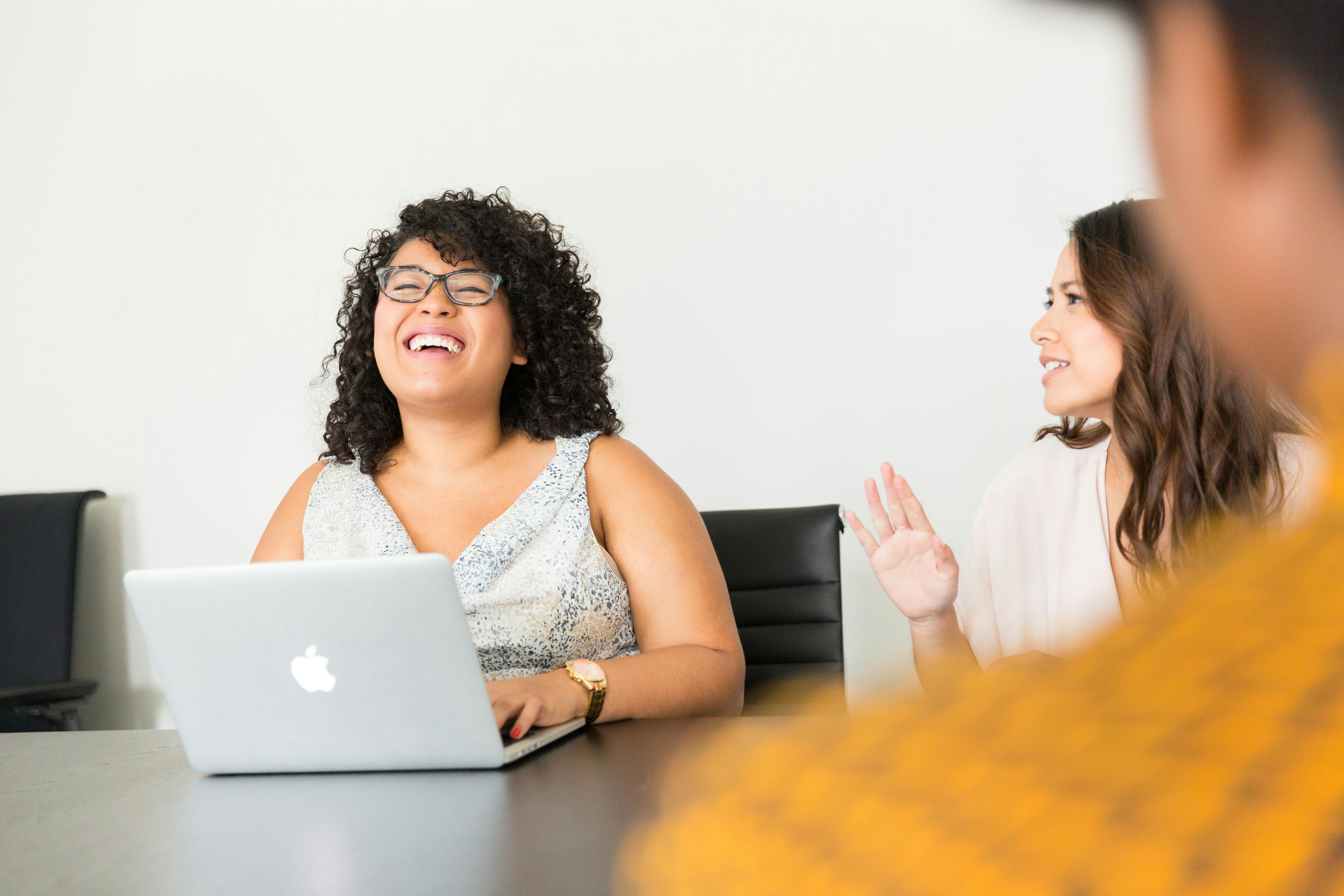 Pessoas felizes trabalhando no escritório