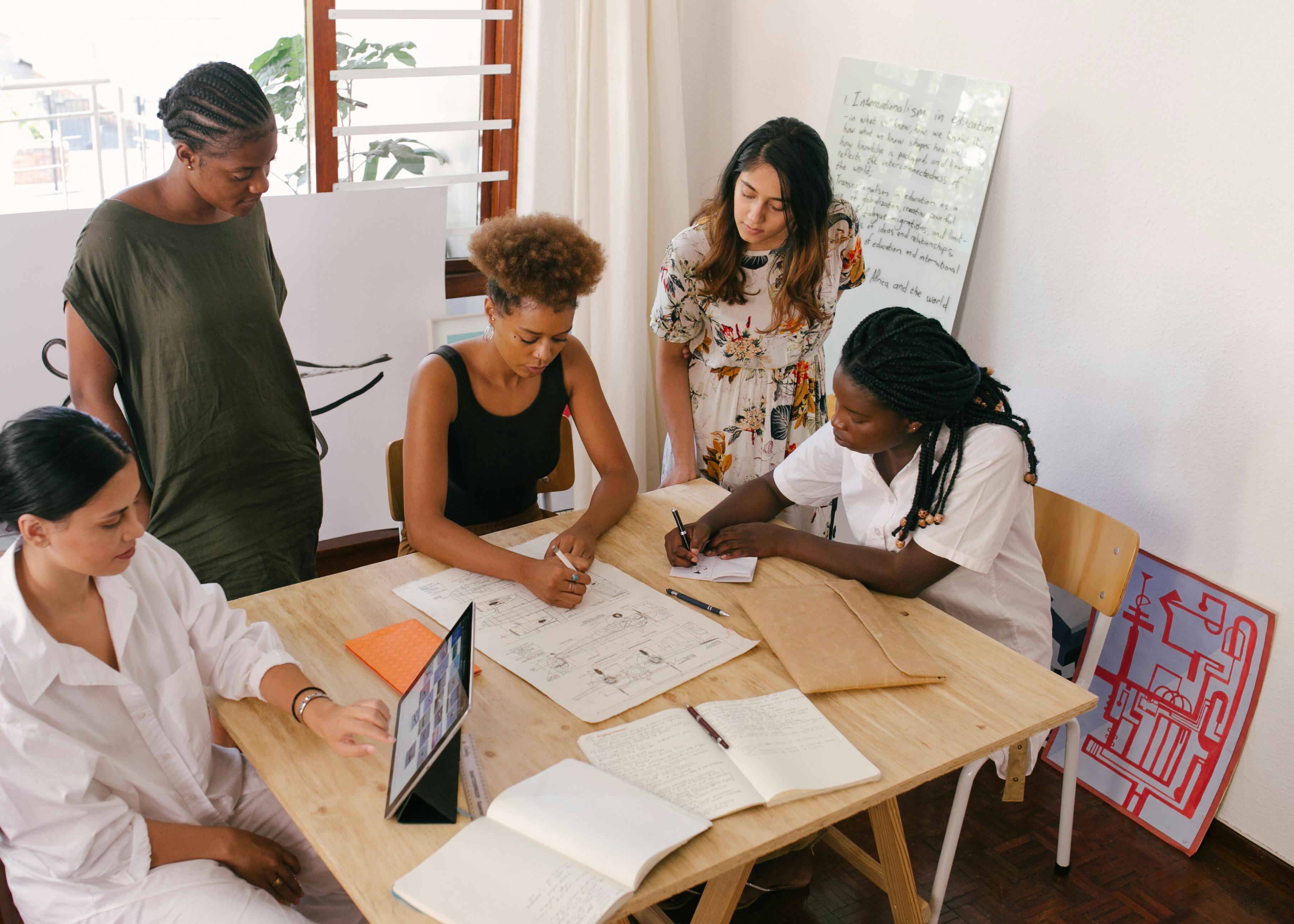 Pessoas fazendo a construção de estratégias de redução de absenteísmo