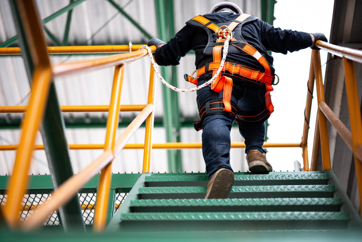 O Fator Acidentário de Prevenção (FAP) é um índice crucial para a gestão de custos e segurança no ambiente de trabalho. Ele reflete o desempenho da empresa em relação a acidentes de trabalho e doenças ocupacionais registrados em um período específico, sendo utilizado para ajustar a alíquota do Risco Ambiental do Trabalho (RAT), que incide sobre a folha de pagamento.