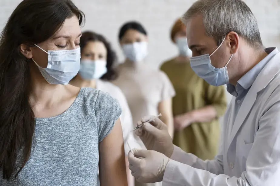 Vacinação corporativa para prevenção de doenças sazonais: A implementação de campanhas de vacinação no ambiente de trabalho é uma medida preventiva eficaz contra doenças como a gripe, que podem causar surtos de absenteísmo; Ao oferecer vacinas diretamente no local de trabalho, as empresas facilitam o acesso dos colaboradores à imunização, protegendo não apenas os indivíduos, mas também a saúde coletiva da equipe.